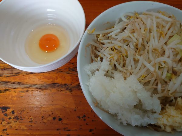「ラーメン 300g ニンニクマシ 生たまご タマネギ」@らーめん じろきんの写真