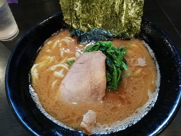 「ラーメン」@横浜家系豚骨醤油極太麺 侍 伏見店の写真