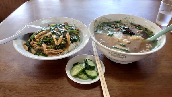 「ホルモンメン、細切り中華丼」@中華 ヤマトの写真