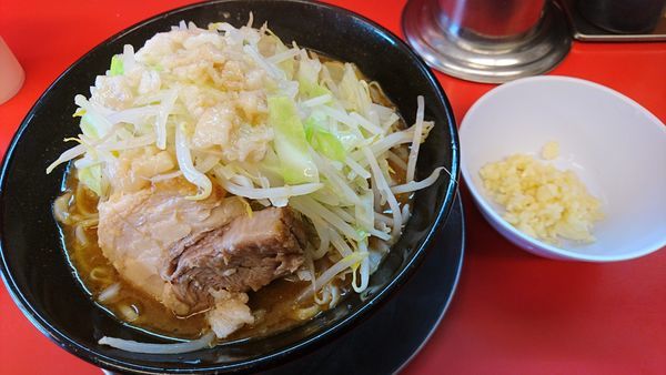 「二郎系味噌ラーメン。野菜増し、ニンニク別皿」@ジャンクガレッジ 北浦和店の写真