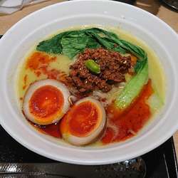 ピスタチオ担々麺 紅味付玉子