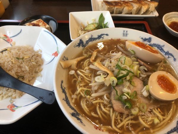 「ラーメン定食 + 煮たまご + ギョウザ」@満洲味の写真