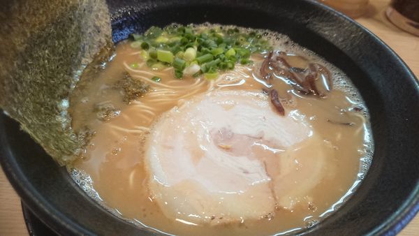 「らーめん（替え玉無料）」@九州とんこつらーめん ひらさわの写真