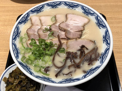 「豚ばらチャーシュー麺＋辛子高菜（1,020円）」@由丸 丸の内店の写真