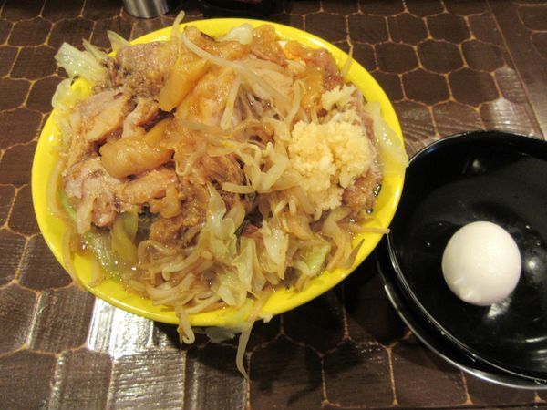 「豚そば（７５０円）＋豚増し＋野菜増し＋生卵」@茨城豚そば 特龍 本店の写真