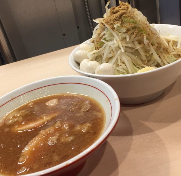 「【限定】つけ麺(ヤサイニンニク)＋豚1枚＋うずら」@鷹の目 蒲田店の写真