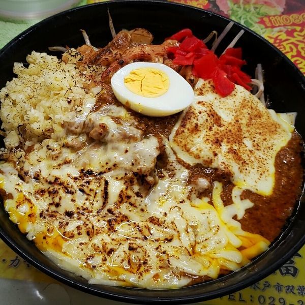 「【限定】キーマカレー炙りチーズまぜそば（追い飯付）８９０円」@ラーメン 富次郎 堀町店の写真