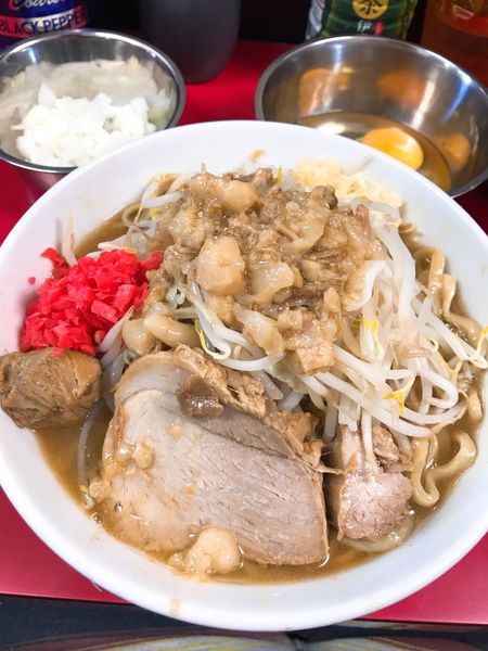 「ラーメン(中)＋タマネギ＋生卵W」@ラーメンハイキックの写真