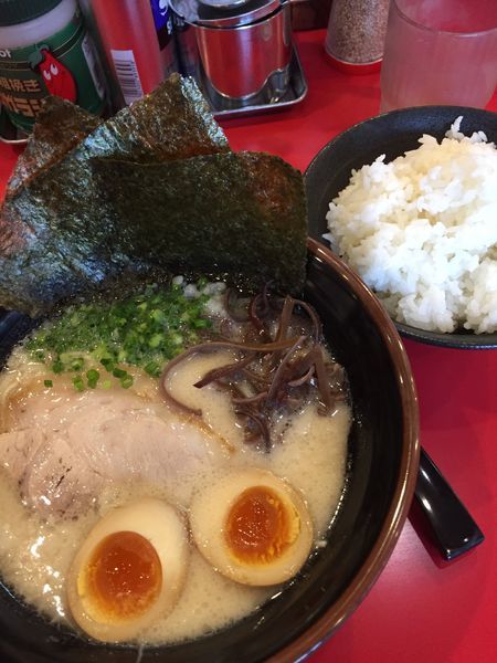 「博多ラーメン 味玉 ライス ¥680/110/160」@濃厚家の写真
