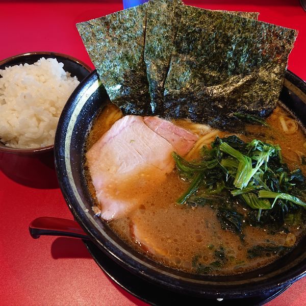 「ラーメン並680円硬め、ライス小80円」@家系ラーメン 稲葉家の写真