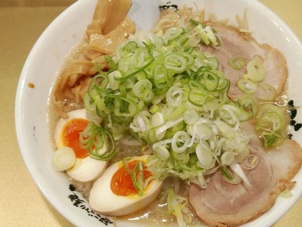 「しょうゆ味玉ラーメン（薬味ネギ、メンマ多め）」@超ごってり麺 ごっつ 亀戸本店の写真