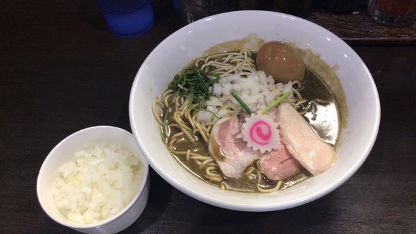 「濃密な煮干しそば、たまねぎ、和え玉」@中華そば いづるの写真