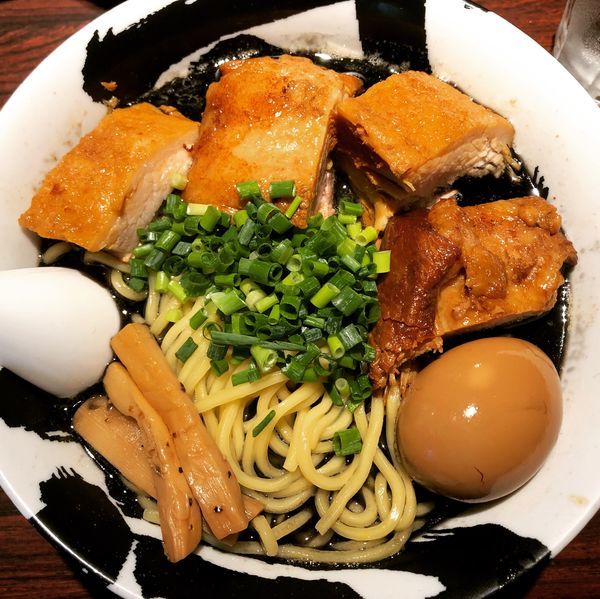 「味玉チャーシュー麺黒」@麺屋武蔵 武骨の写真