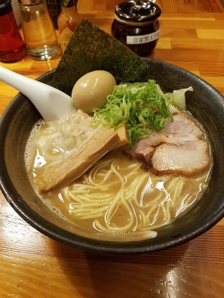 「わんたんめん(中盛無料)¥1030+味玉(無料クーポン)」@瞠 池袋店の写真