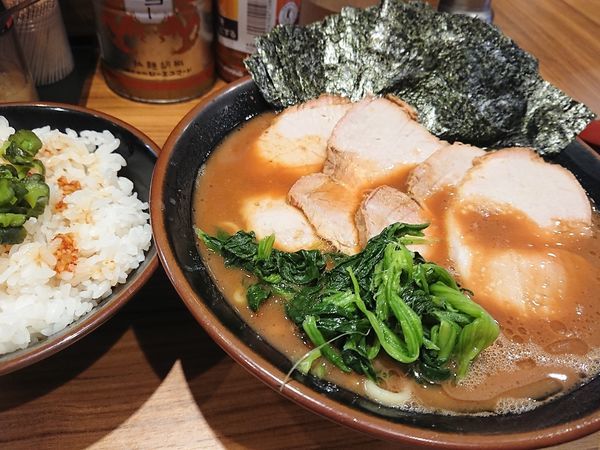 「チャーシュー麺 中と海苔と、飯」@横浜家系らーめん 輝道家の写真