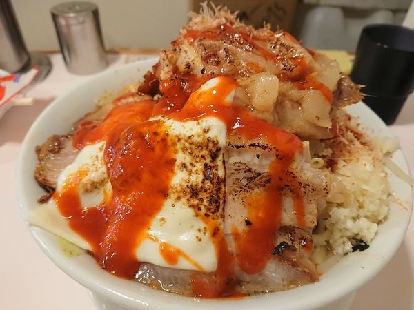 「豚増し ラーメン大  炙りチーズに、チリ」@成蹊前ラーメン 吉祥寺の写真