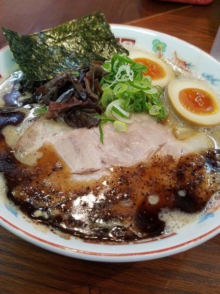 「濃厚ラーメン黒(太麺)+味玉+替え玉(細麺)」@ラーメンかなやの写真