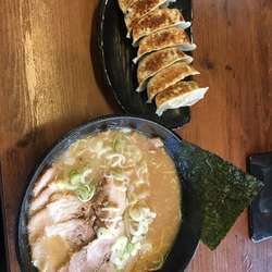 チャーシュー麺、餃子7個