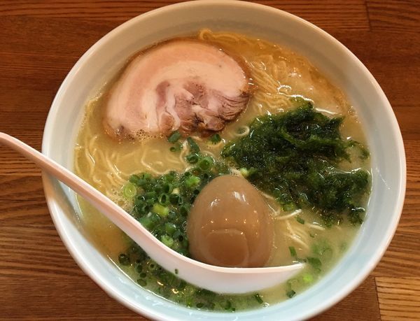 「玉子のせ」@らーめん まる玉 大島店の写真