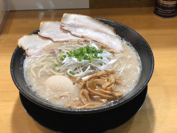 「豚の虜+味玉」@自家製中華そば 麺の虜の写真
