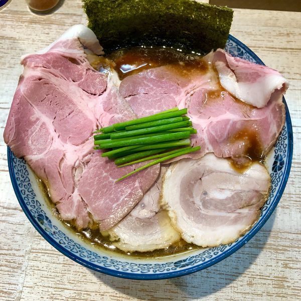 「【気まぐれ限定】肉増し生姜ブラック (味玉入) ￥1000」@中華そば 四つ葉の写真