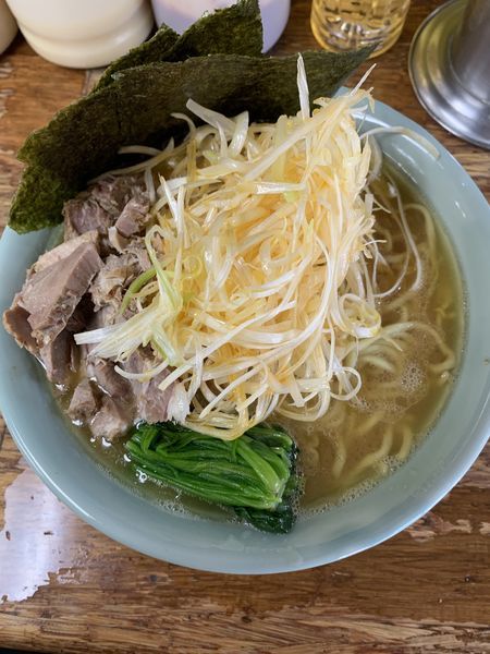 「ネギラーメン大盛り+ほうれん草+ライス」@まこと家の写真