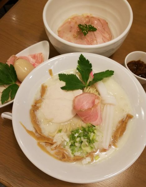 「蛤のチャウダーSOBA＋特製仕様＋豚チャーシュー炙り丼」@むぎとオリーブ さいたま新都心店の写真