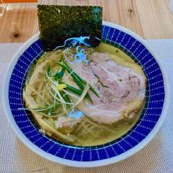 あっさり塩らぁ麺(写真)+こくうま醤油らぁ麺シェア