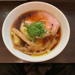 ワンタン鶏中華そば（写真）＋鶏つけそばシェア