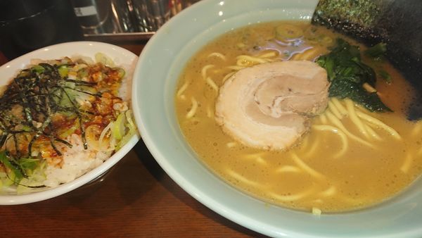 「ラーメンピリ辛ネギ丼セット(910円)」@横浜家系ラーメン銀家 伊勢佐木町店の写真