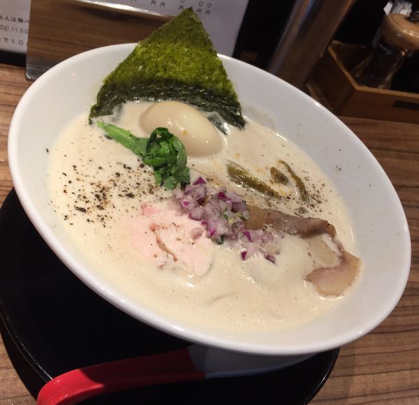 「鶏豚出汁らーめん＋味玉」@中華そば 鷸の写真