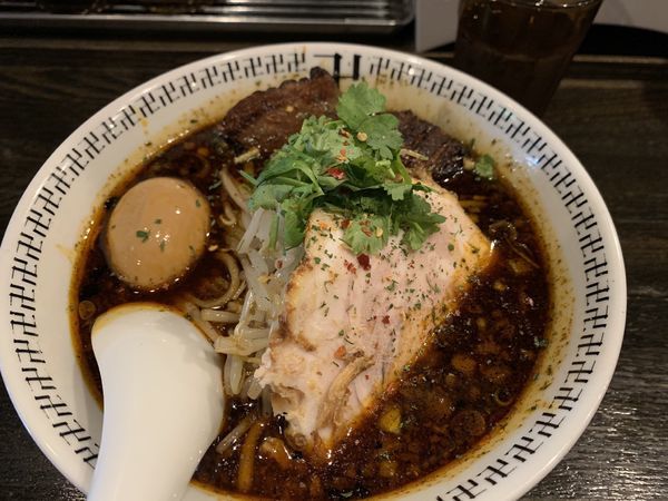 「スパイス味玉ラーメン肉切りっぱし」@スパイス・ラー麺 卍力 秋葉原店の写真