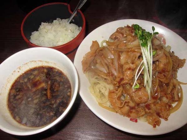 「肉盛りつけ麺並　800円＋無料の肉ちょい増し」@魁 肉盛りつけ麺 六代目けいすけの写真