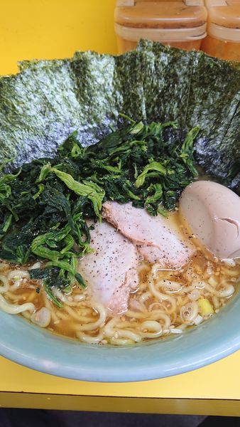 「ラーメン(麺硬め、味濃いめ)味玉、海苔増し、ほうれん草増し」@ラーメン 大黒家 生麦本店の写真