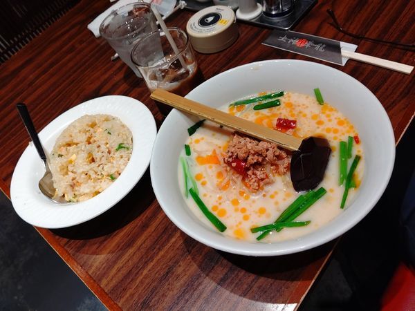 「本日のランチ①(豚骨辛味ラーメン＋五目チャーハン)780円」@上海華龍 ヤマダ電機LABI1高崎店の写真
