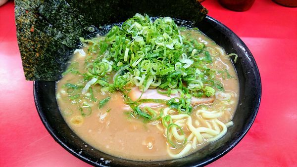「ラーメン(麺硬め・味濃いめ・油少なめ)+海苔・葉ねぎ」@ラーメン杉田家の写真