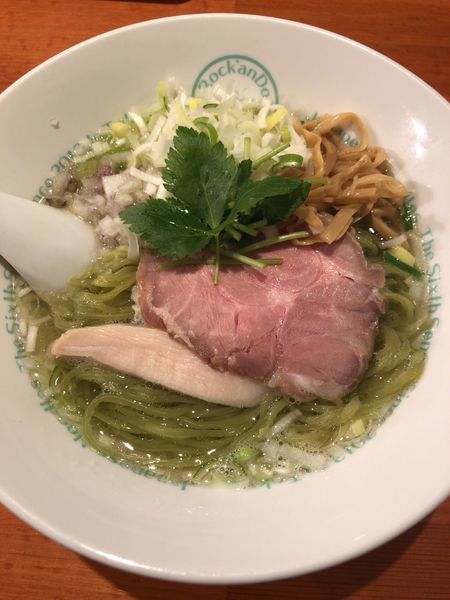 「塩グリーン麺」@麺屋 六感堂 Rock'anDoの写真