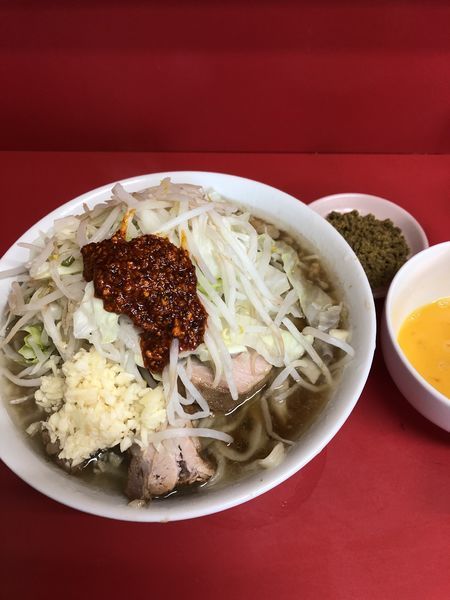 「小ラーメン（にんにく・ラー油）＋カレー粉＋生卵¥900」@ラーメン二郎 千住大橋駅前店の写真