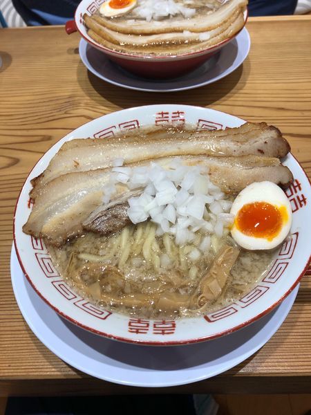 「背脂中華そば特チャーシュー1100円」@新潟発祥 なおじ 足立六町店の写真