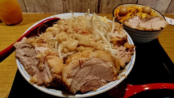 「卒業記念ラーメン+大盛り+豚豚+ミニ炙りチーズ麻婆丼」@火の豚 立川ラーメンスクエア店の写真