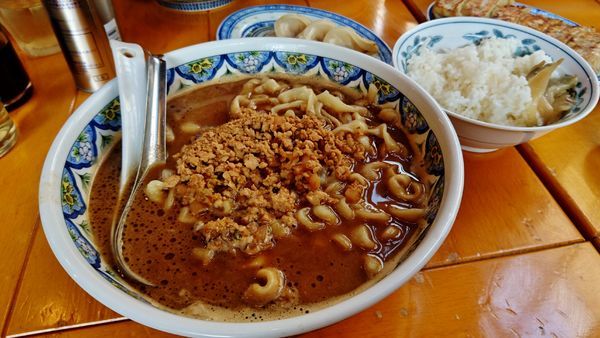 「揚州濃厚醤油ラーメン+大盛り+ライスセット+焼餃子+汁汁餃子」@中国ラーメン 揚州商人 昭島モリタウン店の写真
