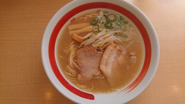 「支那そば 小盛 (モモ肉・バラ肉ハーフ)」@支那そば 三八 黒崎店の写真