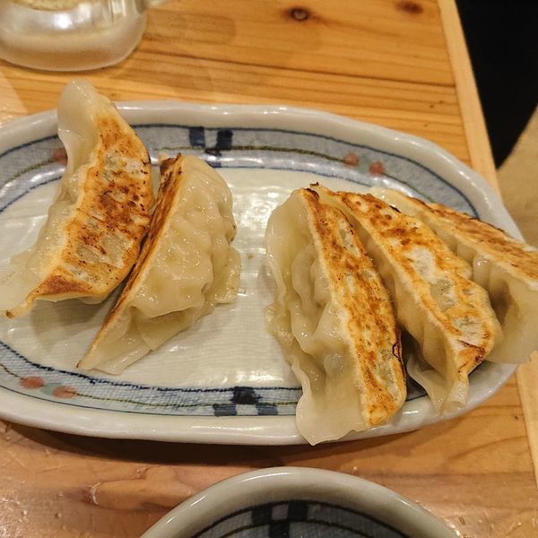 「餃子5ヶ(生ビールの無料セット)」@とんこつラーメン 七志 港南台バーズ店の写真