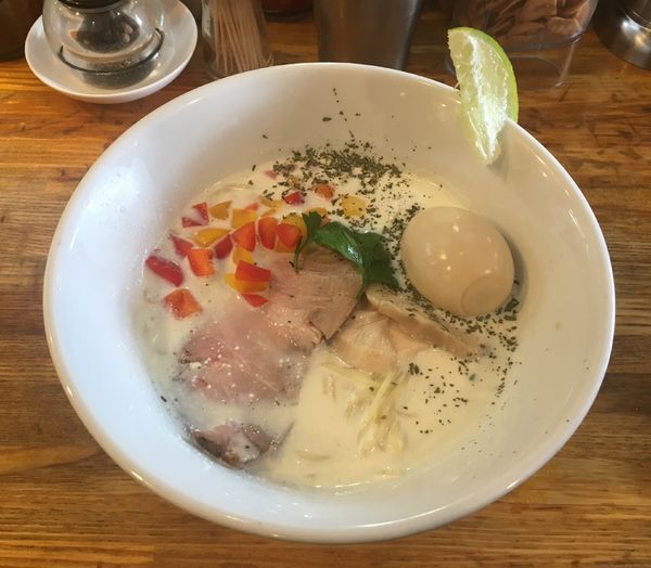 「牛乳らぁめん【限定】 900円 +味玉」@麺屋 庄太 六浦本店の写真