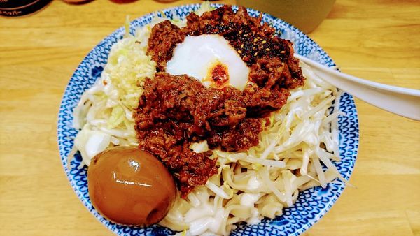 「【期間限定】キーマカレーの油そば(大盛･ニンニク)+味玉」@らーめん きじとらの写真