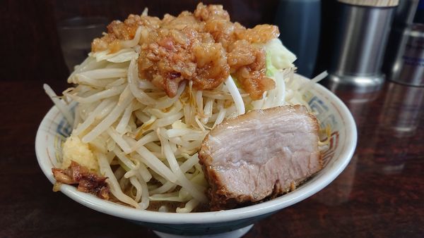 「ミニラーメン ｶﾀﾒ  ﾔｻｲﾏｼﾆﾝﾆｸｱﾌﾞﾗｽｺｼﾏｼ」@ラーメン二郎 めじろ台店の写真