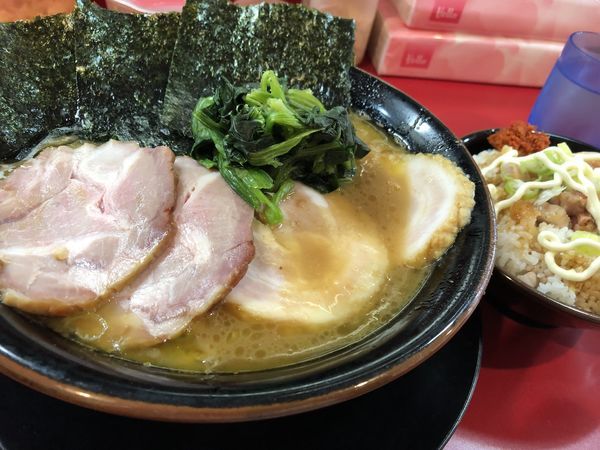 「中盛チャーシュー固め&賄い飯」@家系ラーメン とらきち家の写真