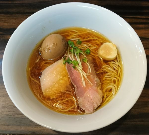 「【限定】地鶏の中華そば＋懐かしの固ゆで玉子」@中華そば 梟の写真