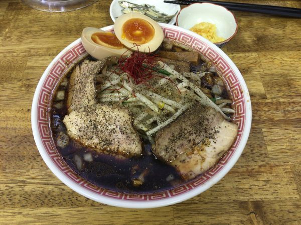 「【限定】丸めブラックラーメン 850円＋クーポントッピング(味玉」@中華蕎麦 丸め 東久留米店の写真