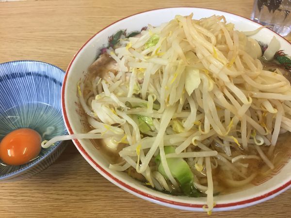 「ラーメン豚入り＋うずら卵＋生卵：850＋100＋50円」@ラーメン二郎 栃木街道店の写真